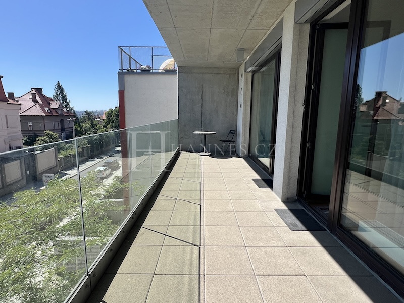 Krásný, prostorný 2+kk - 69m² + lodžie 16m² + park. místo v garáži, 4 minuty chůźe od metra A Flora