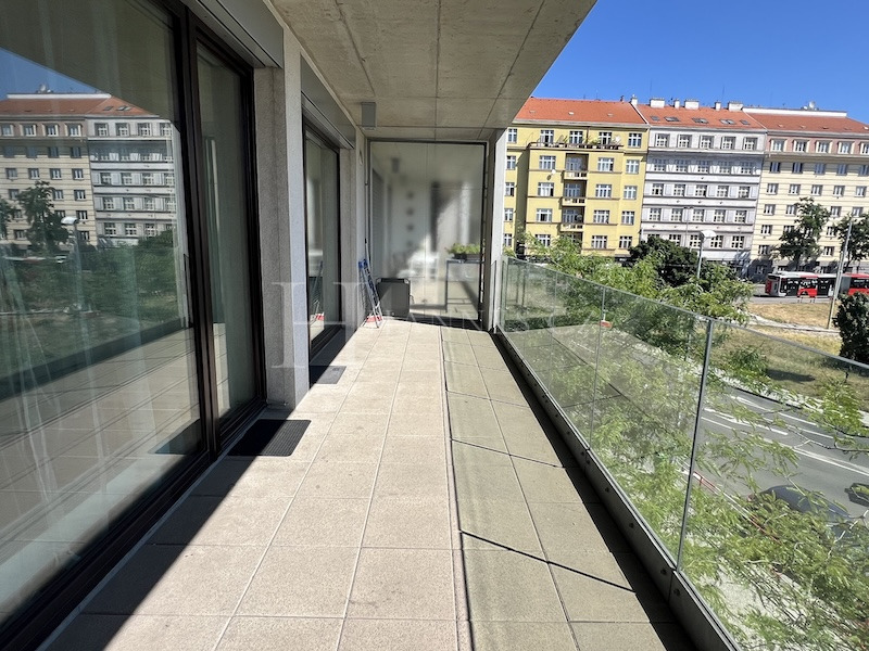 Krásný, prostorný 2+kk - 69m² + lodžie 16m² + park. místo v garáži, 4 minuty chůźe od metra A Flora