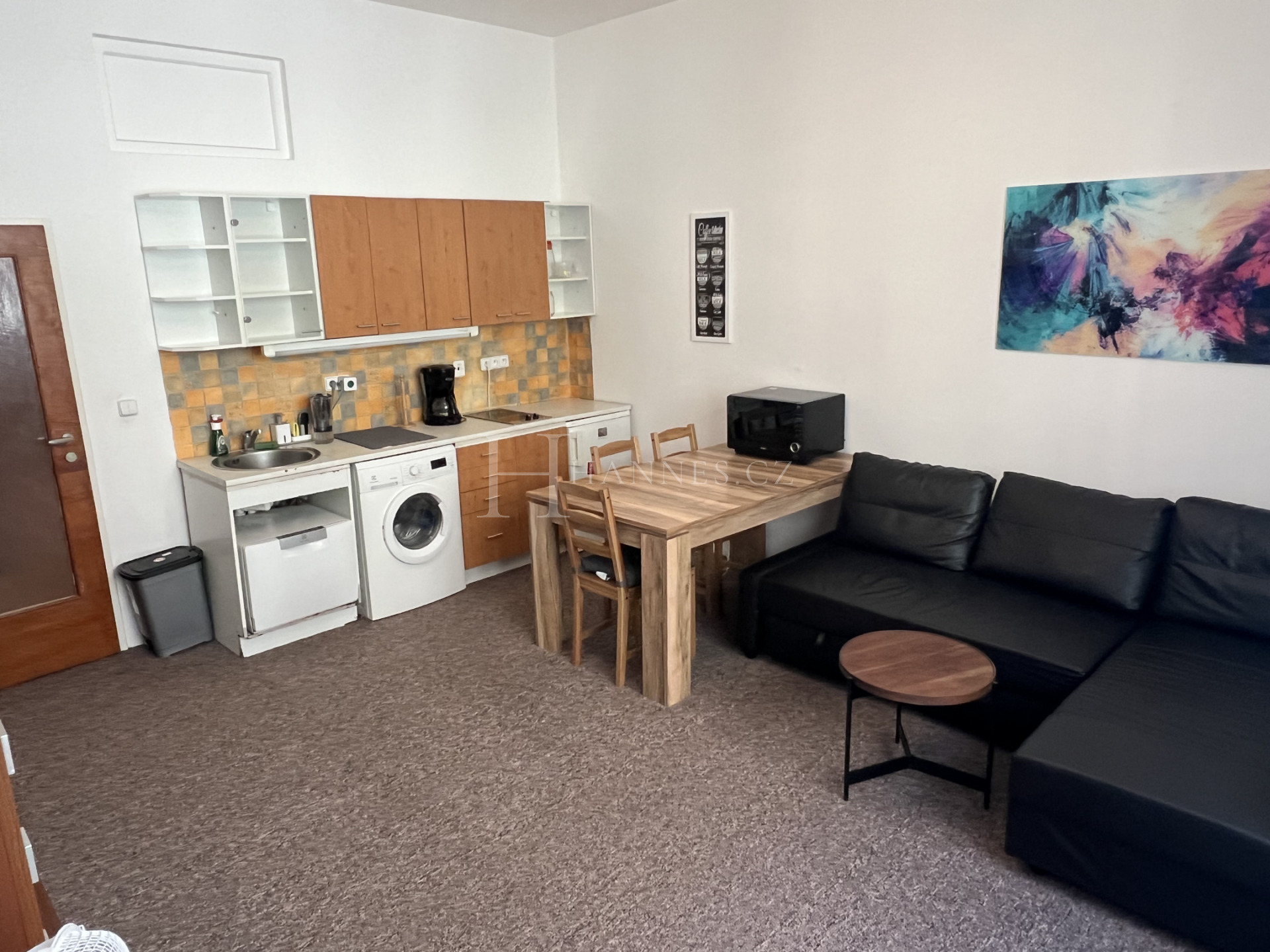 Pronájem staršího 1+kk, 30m², přímo u metra B,C Florenc