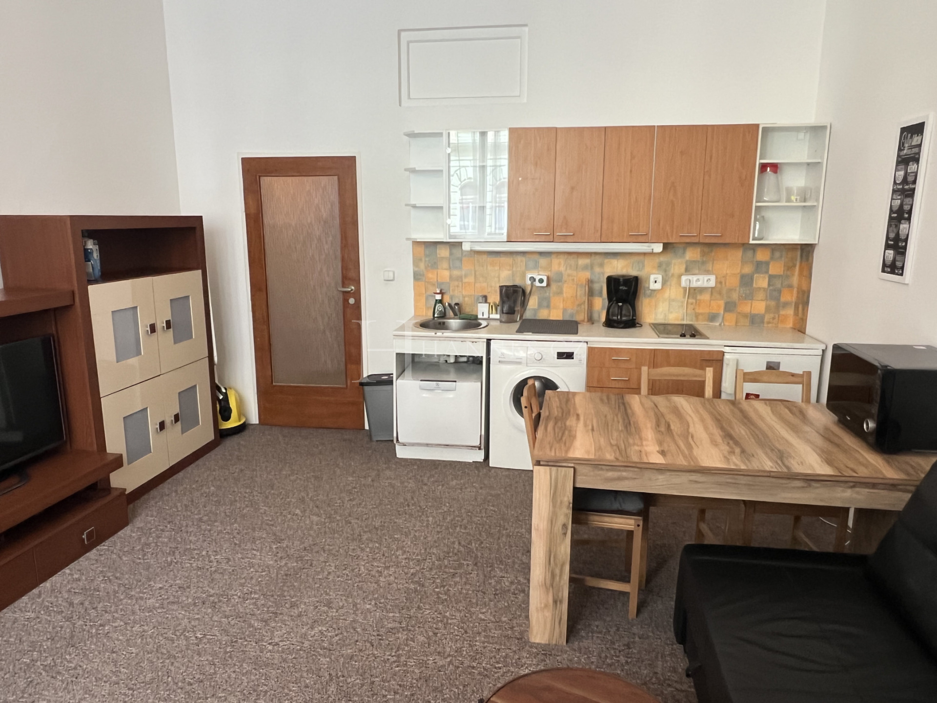 Pronájem staršího 1+kk, 30m², přímo u metra B,C Florenc
