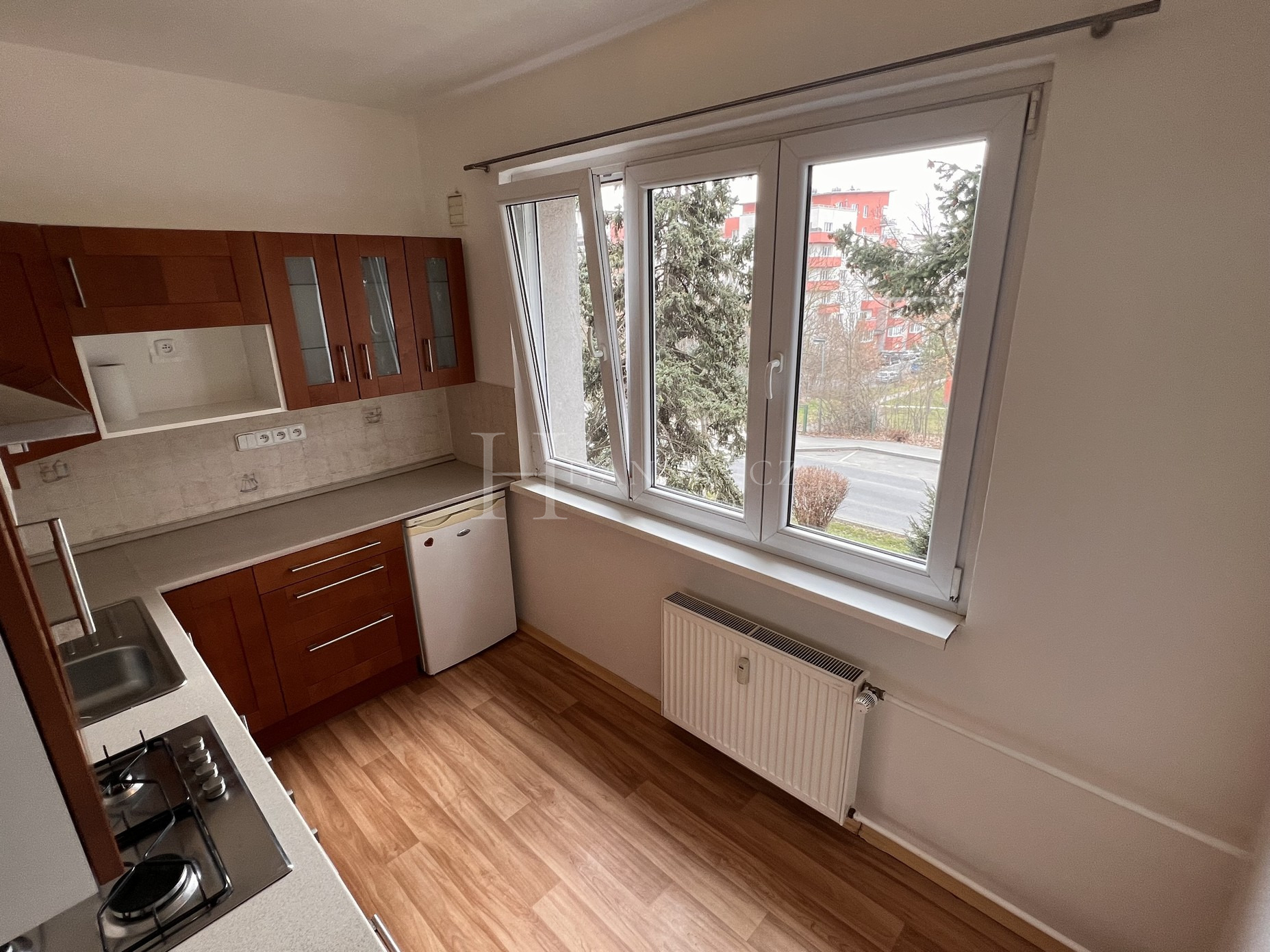 Pěkný 1+1 po rekonstrukci v 1. patře, metro A - Skalka - 6 minut Autobusem