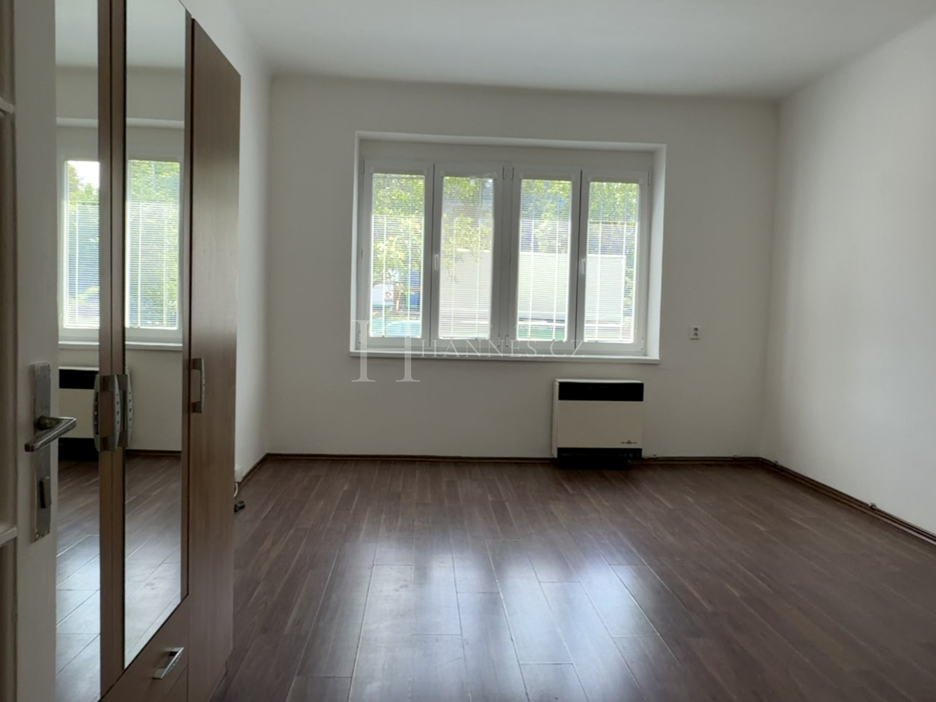 Útulný, slunný byt 1+kk - 31m² - v ulici Africká, metro A  - Nádr. Veleslavín jen 1 minutu chůze.