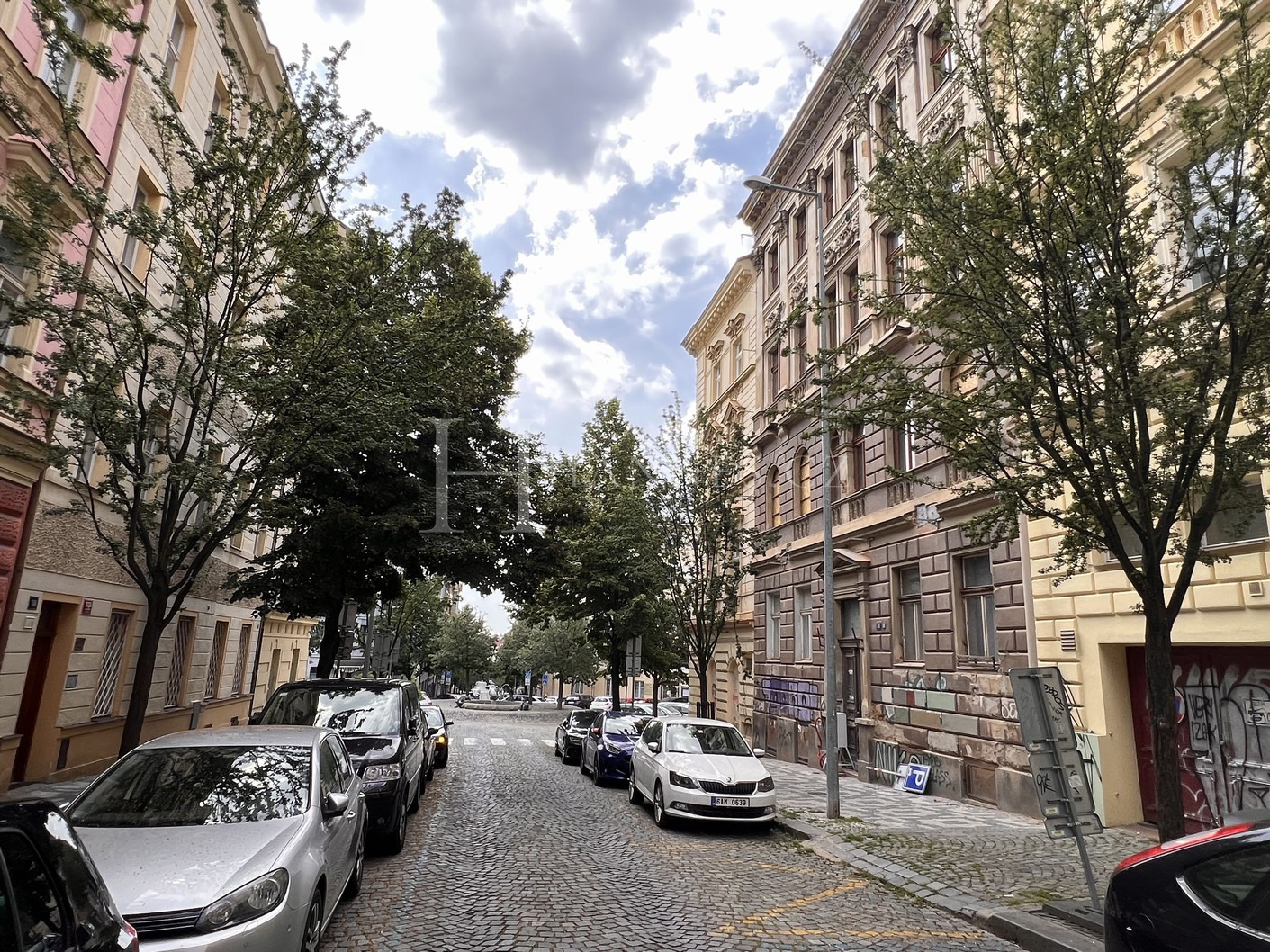 Činžovní dům v samém srdci Vinohrad,  Nám Míru - 4minuty chůze,  Francouzská ul. - 2 minuty