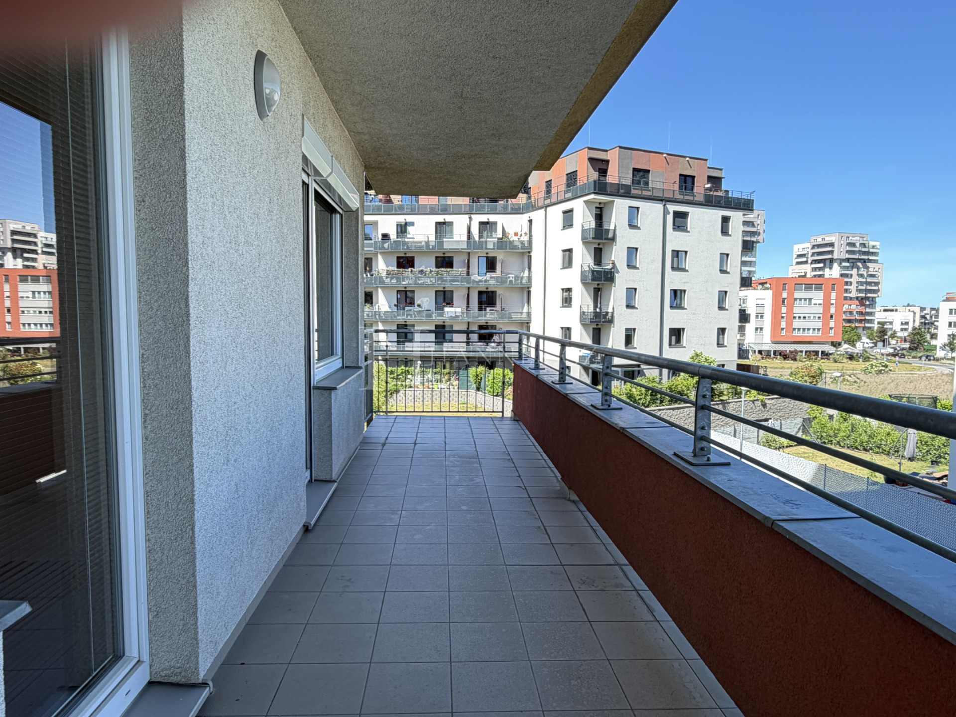 Krásný byt 2+kk 57m² + balkón 15m² + sklep + parking, krásný oteveřený výhled, metro C - 4 minuty