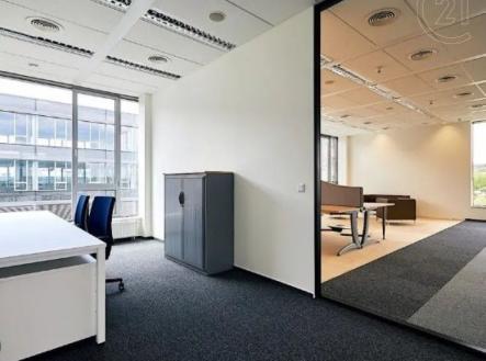 interiér prostor s větrací otvor, přirozené světlo, a koberec | Pronájem - kanceláře, 320 m²
