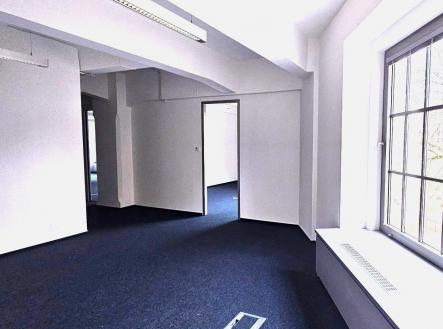 . | Pronájem - kanceláře, 700 m²