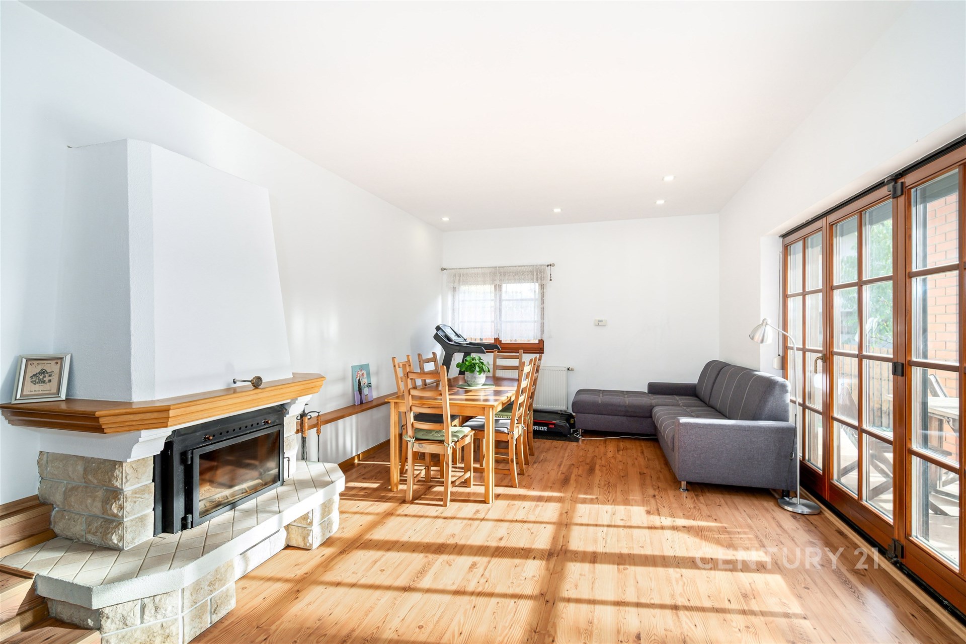 Obývací pokoj s krbem