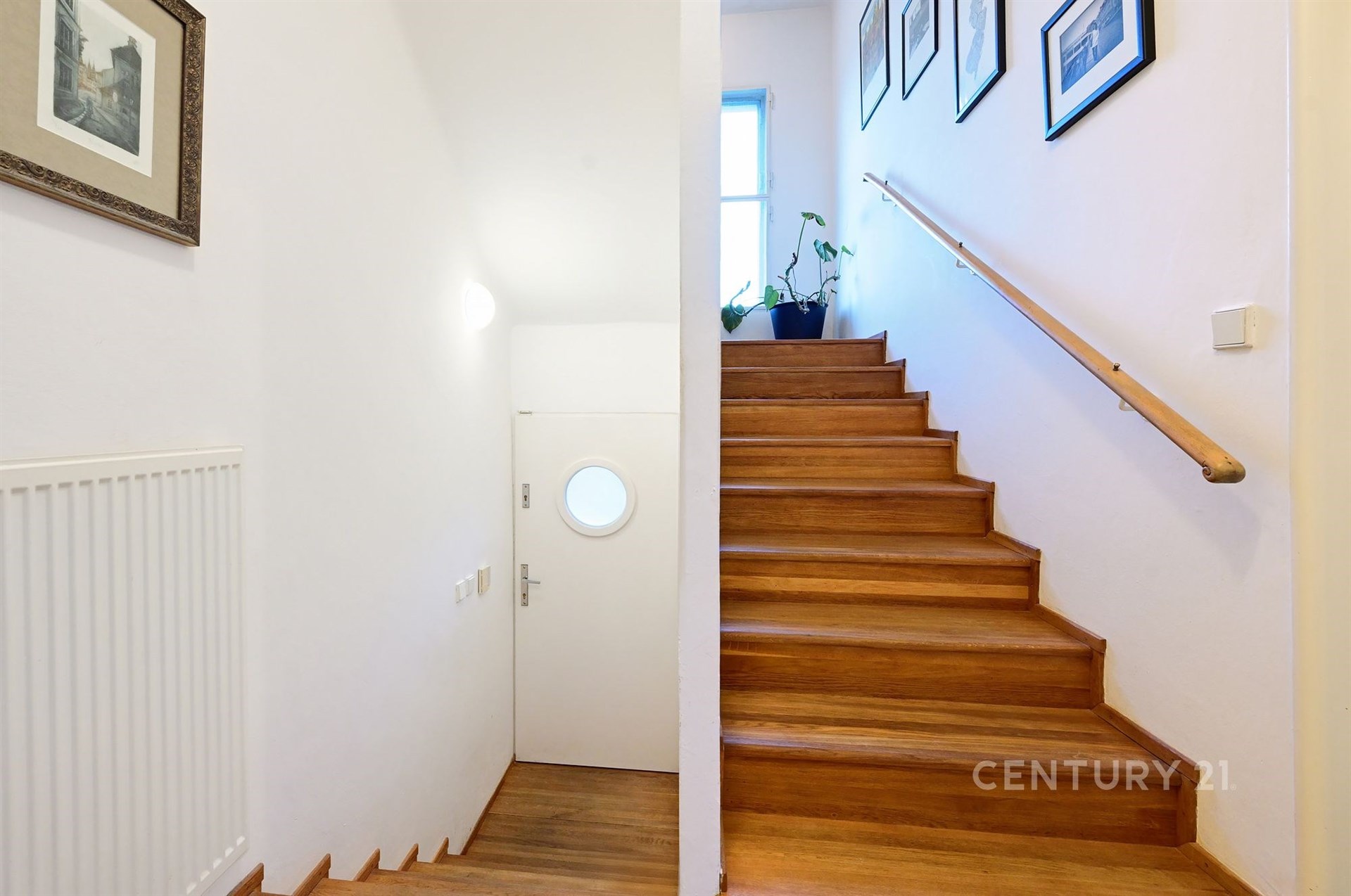 Vstup do bytu, schodiště