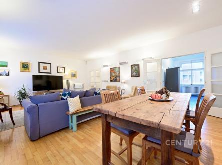 Jídelna, průhled do kuchyně | Prodej bytu, 5+1, 171 m²