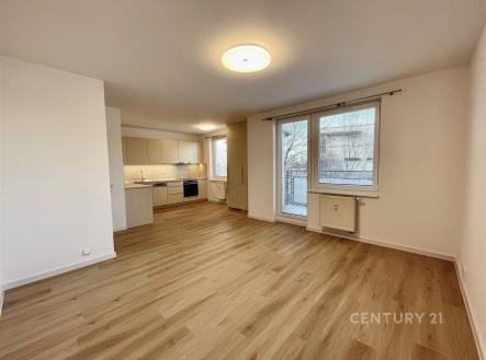 obývací pokoj s kuchyní a vstupem na balkon | Pronájem bytu, 2+kk, 53 m²