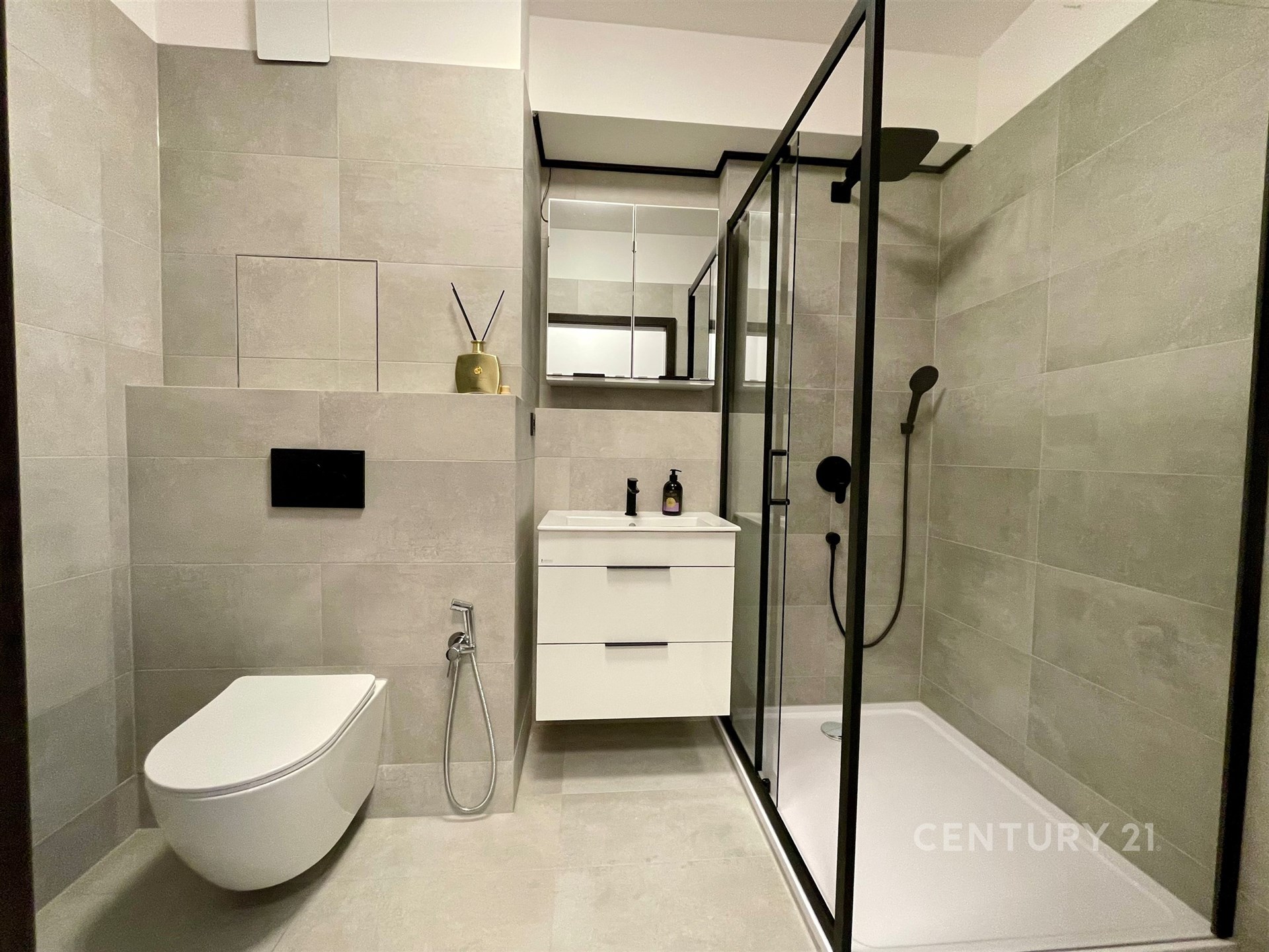 koupelna s WC a sprchou