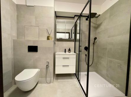 koupelna s WC a sprchou | Pronájem bytu, 2+kk, 53 m²
