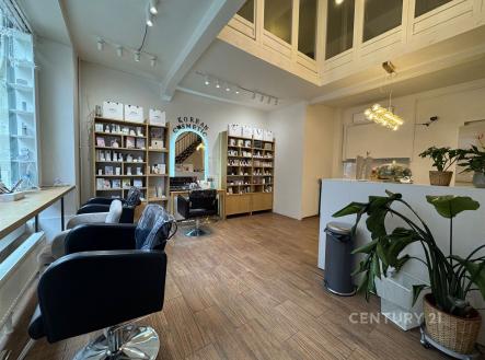 Přízemí s výlohou | Pronájem - obchodní prostor, 167 m²