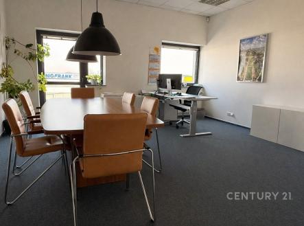 . | Pronájem - kanceláře, 700 m²