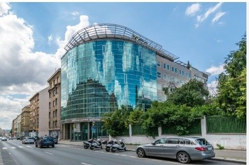 Moderní kancelářská budova s prosklenou fasádou, umístěná v centrální části města, nabízí stylový a reprezentativní pracovní prostor.