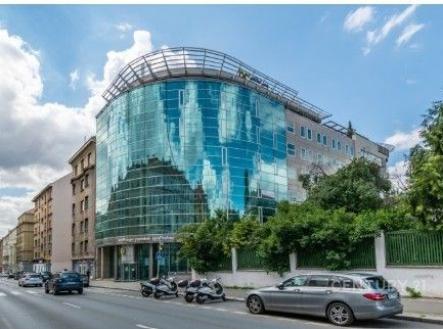 Moderní kancelářská budova s prosklenou fasádou, umístěná v centrální části města, nabízí stylový a reprezentativní pracovní prostor. | Pronájem - kanceláře, 350 m²