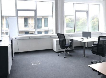 Kancelářský prostor s velkými okny, kobercovou podlahou a moderním vybavením. Světlé prostředí a výhled do zeleně. | Pronájem - kanceláře, 350 m²