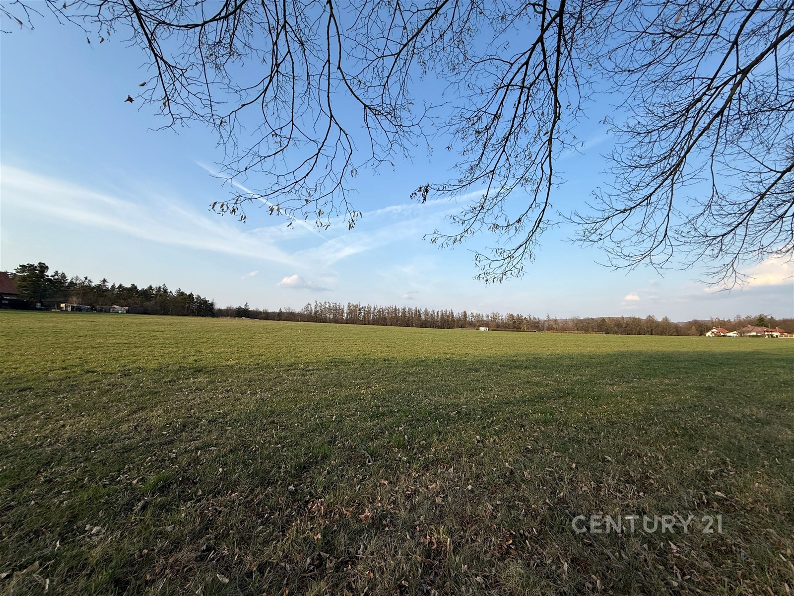 Prázdný pozemek s rovinatým terénem, obklopený přírodou, ideální pro stavbu rodinného domu. Klidná lokalita s dobrým přístupem.