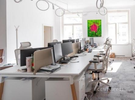 Moderní kancelář s parketovou podlahou, velkými okny a světlým nábytkem, ideální pro produktivní pracovní prostředí. | Pronájem - obchodní prostor, 503 m²