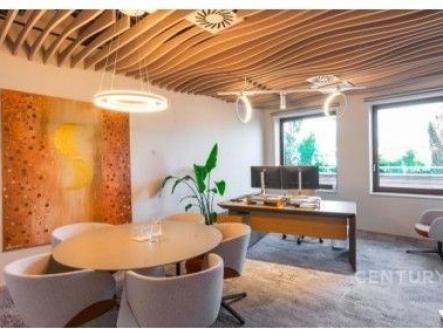Moderní kancelář s velkými okny, parketová podlaha, designový nábytek, světlé osvětlení, elegantní prostředí vhodné pro pracovní prostředí. | Pronájem - obchodní prostor, 503 m²