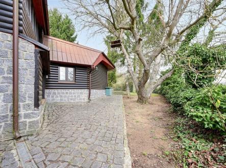 pohled do zahrady od domu | Prodej - dům/vila, 158 m²