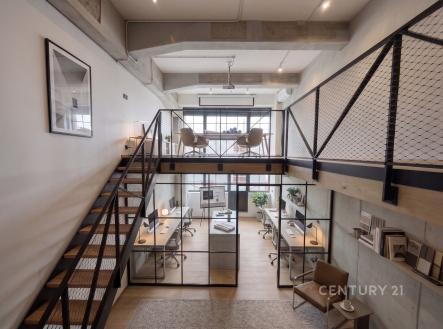Moderní kancelářské prostory s parketovou podlahou, velkými okny a ocelovým schodištěm, nabízí světlé pracovní prostředí a industriální design. | Pronájem - kanceláře, 91 m²