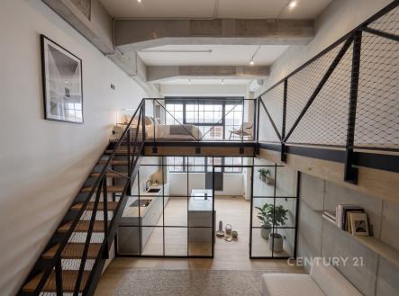 Loftový obývací prostor s moderním designem, velká okna, skleněné příčky a parketová podlaha, industriální styl a světlé provedení. | Pronájem bytu, 3+kk, 91 m²