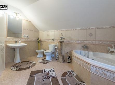 lázně s toaletou | hlavní rodinný dům | Prodej - dům/vila, 388 m²