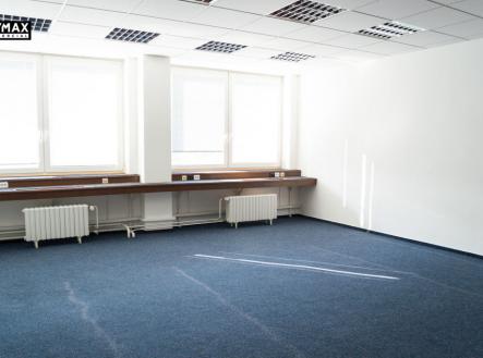 Pronájem - kanceláře, 293 m²
