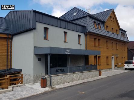  hotel - uliční pohled | Prodej - hotel, 1 267 m²