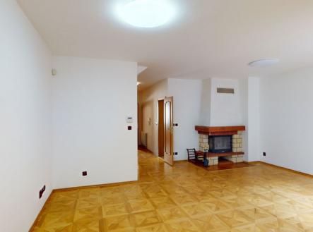 obývací pokoj s krbem | Pronájem - dům/vila, 155 m²