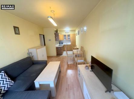 pohled na kuchyňský kout a obývací pokoj | Prodej bytu, 2+kk, 46 m²