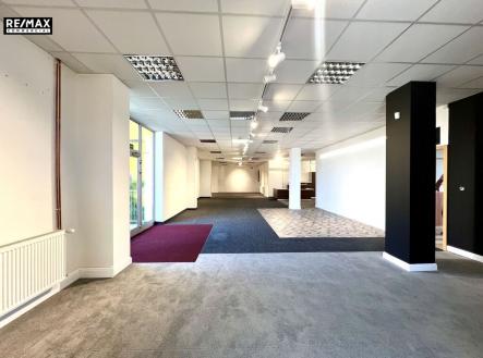 hlavní showroom | Pronájem - obchodní prostor, 412 m²