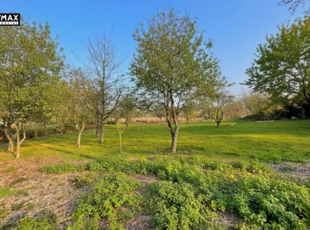 pohled z ulice | Prodej - pozemek pro bydlení, 1 065 m²