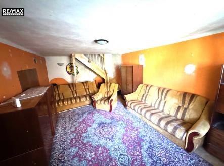 obývací pokoj se schodištěm | Prodej - dům/vila, 160 m²