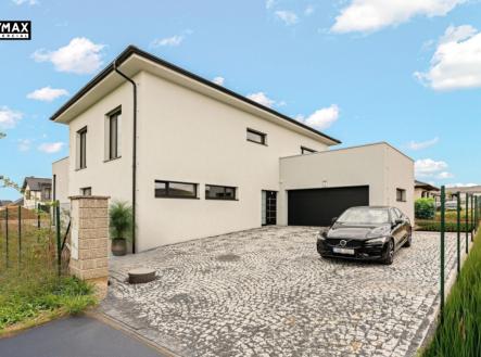 hlavní příjezd | Prodej - dům/vila, 284 m²