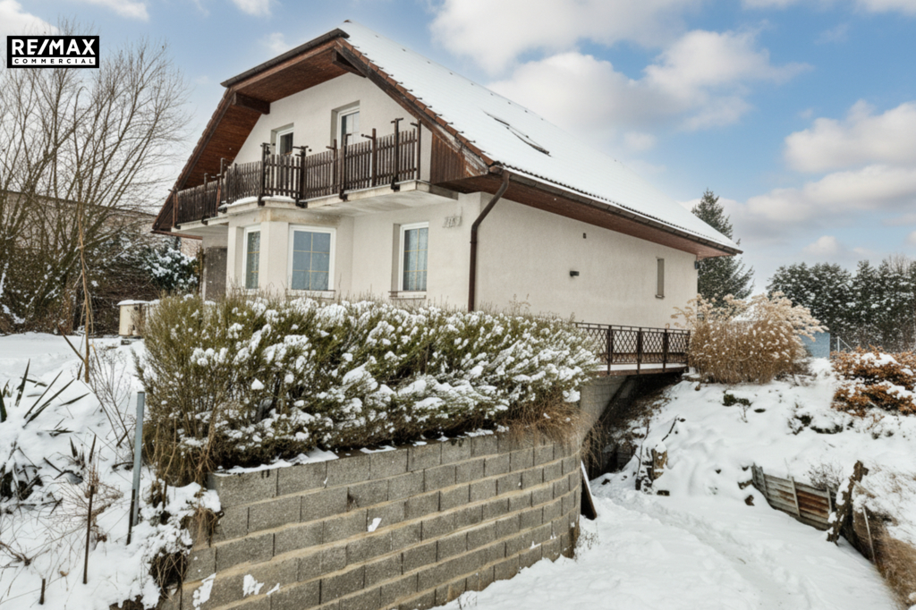 pohled na dům ze zahrady