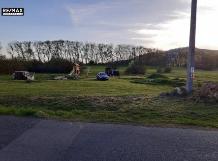 pohled na pozemek | Prodej - pozemek pro bydlení, 2 240 m²