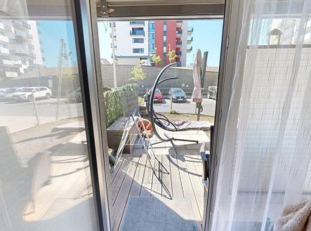 pohled na terasu z pokoje | Prodej bytu, 2+kk, 90 m²