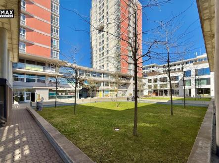 okolí budovy | Prodej - obchodní prostor, 106 m²