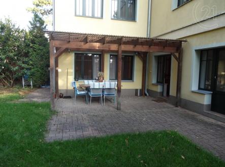 POHLED NA BYT S PŘEDZAHRADOU | Prodej bytu, 3+kk, 87 m²