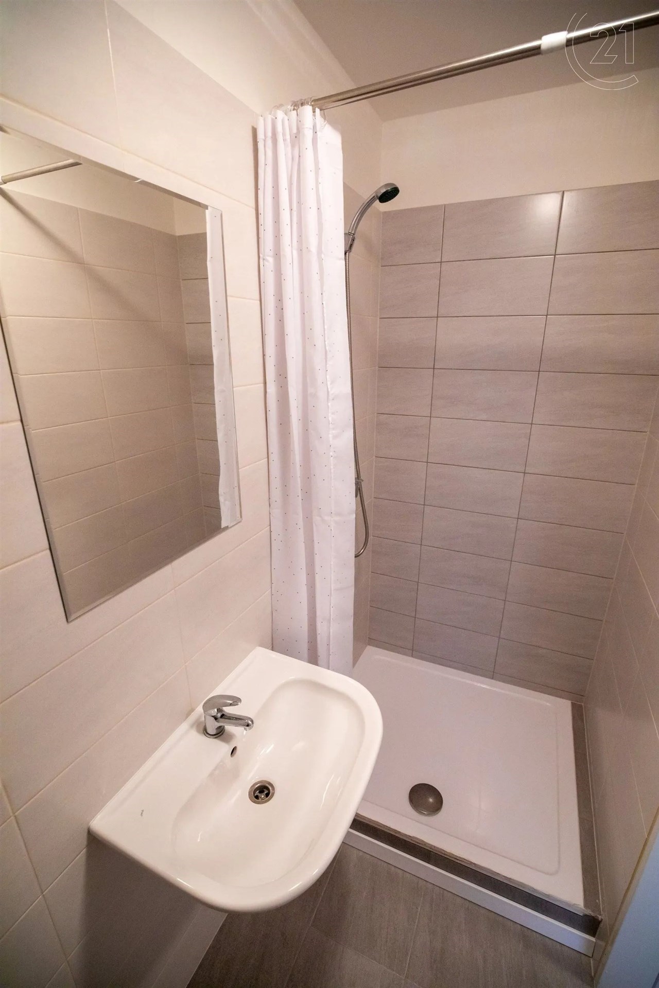 vana s stěna dlaždic, sprcha, kachličková podlaha, a zrcadlo
