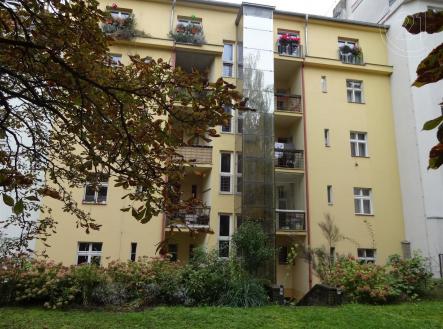 pohled na dům ze zahrady | Prodej bytu, 3+kk, 82 m²