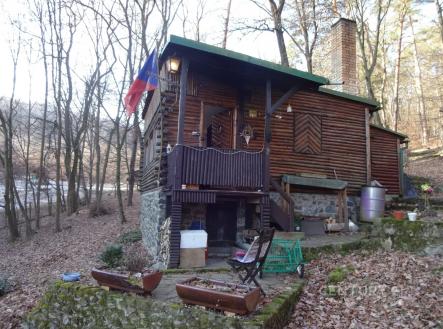 pohled na chatu se vchodem | Prodej - chata/rekreační objekt, 46 m²