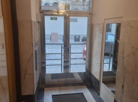 vstup do domu | Pronájem bytu, 3+kk, 69 m²