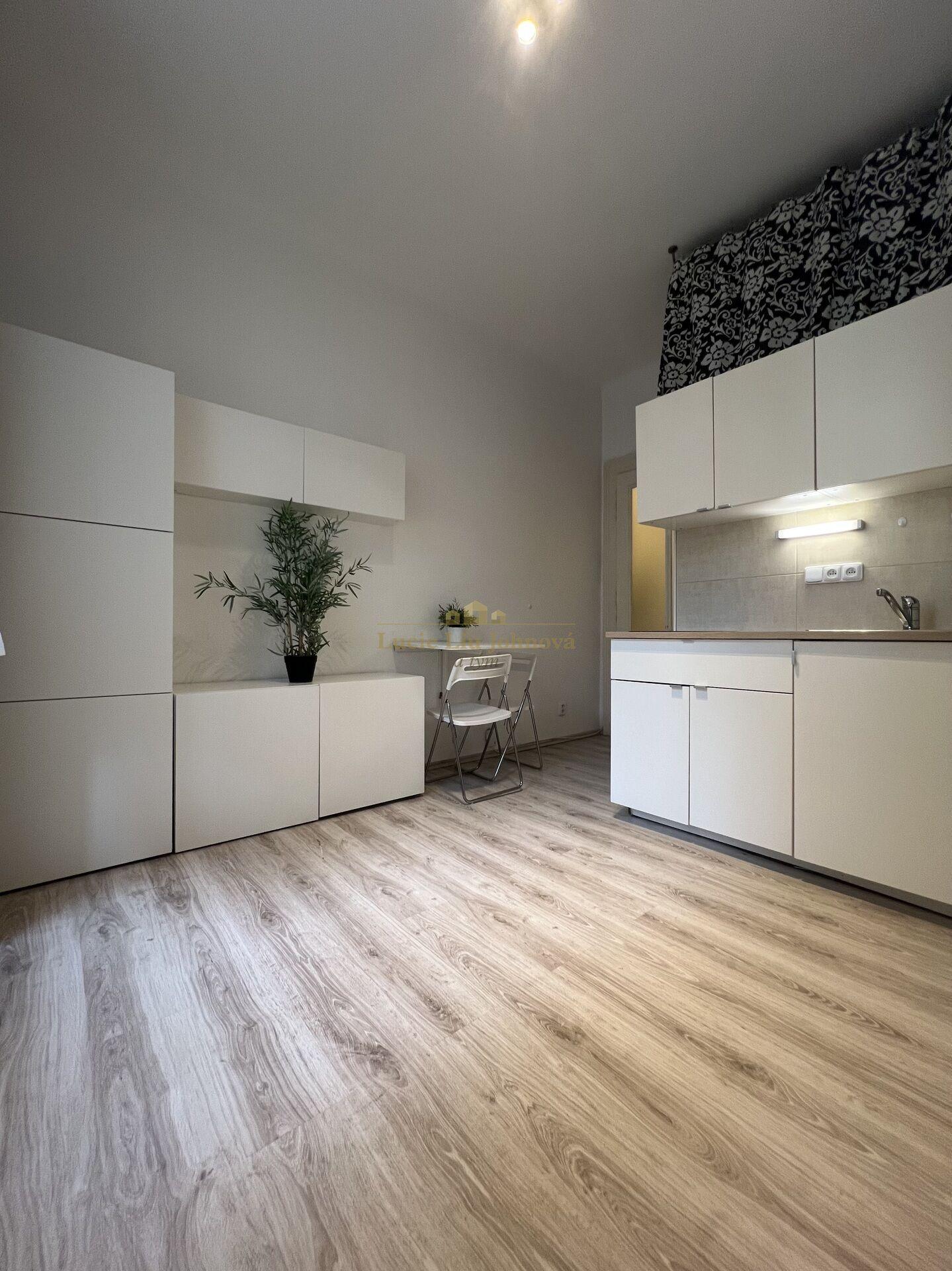 Pronájem bytu 1+kk, 19 m², Praha 10 – Vršovice, ulice Na Spojce