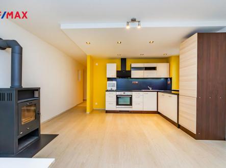 Obývací pokoj s kuchyňským koutem a krbovými kamny | Prodej bytu, 3+kk, 72 m²