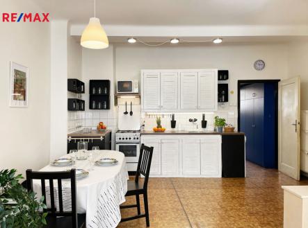 Zelená liška - pokoj s kuchyňským koutem (Braňo Pažitka) | Prodej bytu, 1+kk, 45 m²