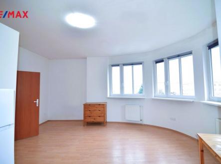 kruhový půdorys s velkými okny na jih | Pronájem bytu, 1+kk, 35 m²