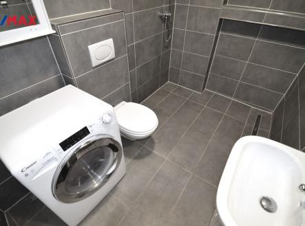 koupelna s WC , sprchovým koutem a pračkou | Pronájem bytu, 2+1, 57 m²